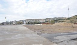 İlham Əliyev Bakı-Ələt avtomobil yolunun 2-4-cü kilometrliyində həyata keçirilən inşaat işlərinin gedişi ilə tanış olub(FOTO)